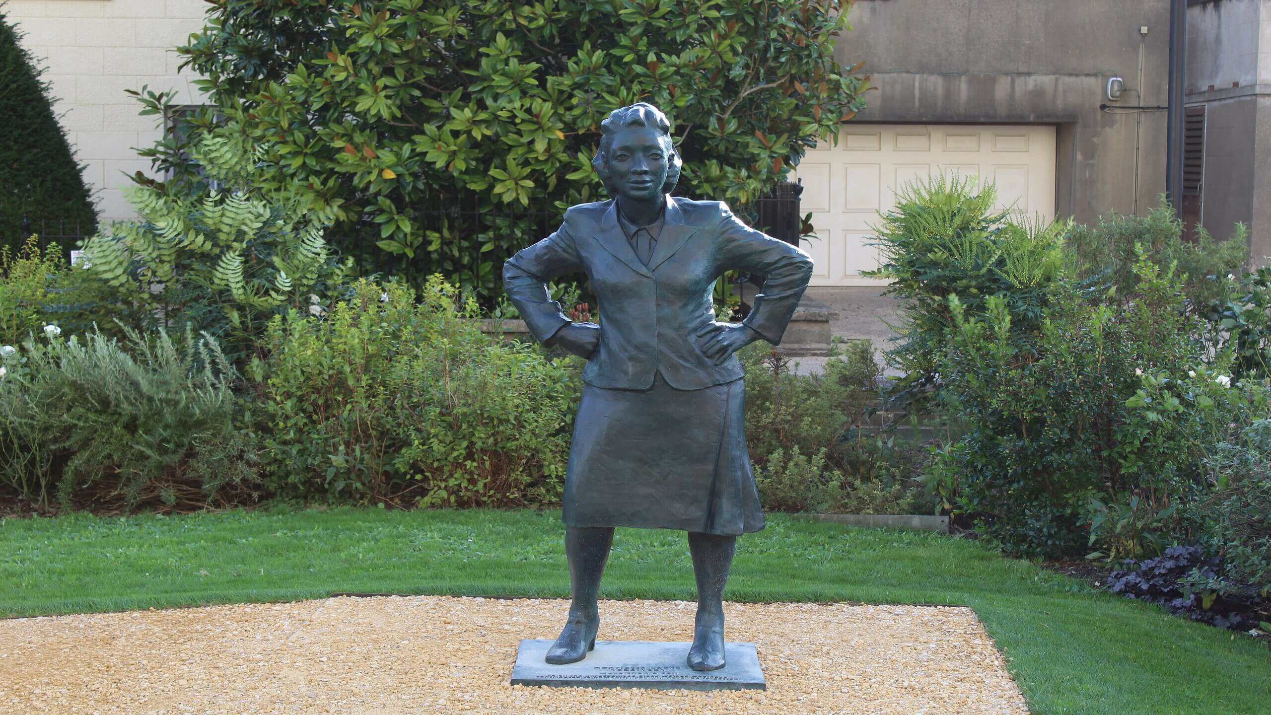 Henrietta Lacks statue, Bristol, wide view