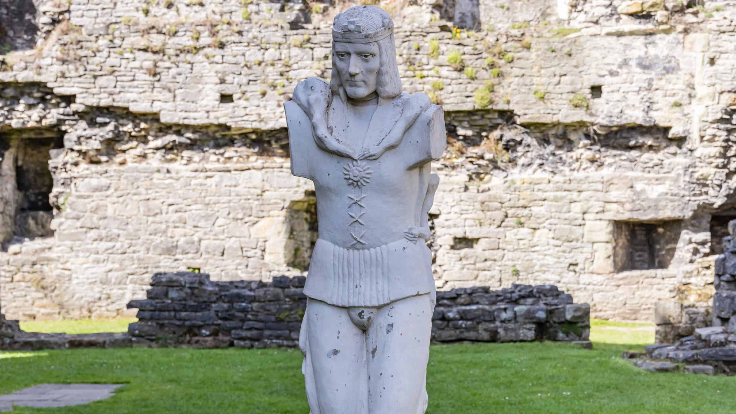 Middleham, Wensleydale, North Yorkshire, England, Great Briton, United Kingdom. April 30, 2022. Statue of King Richard III by Linda Thompson at the ruins of Middleham Castle, his childhood home.