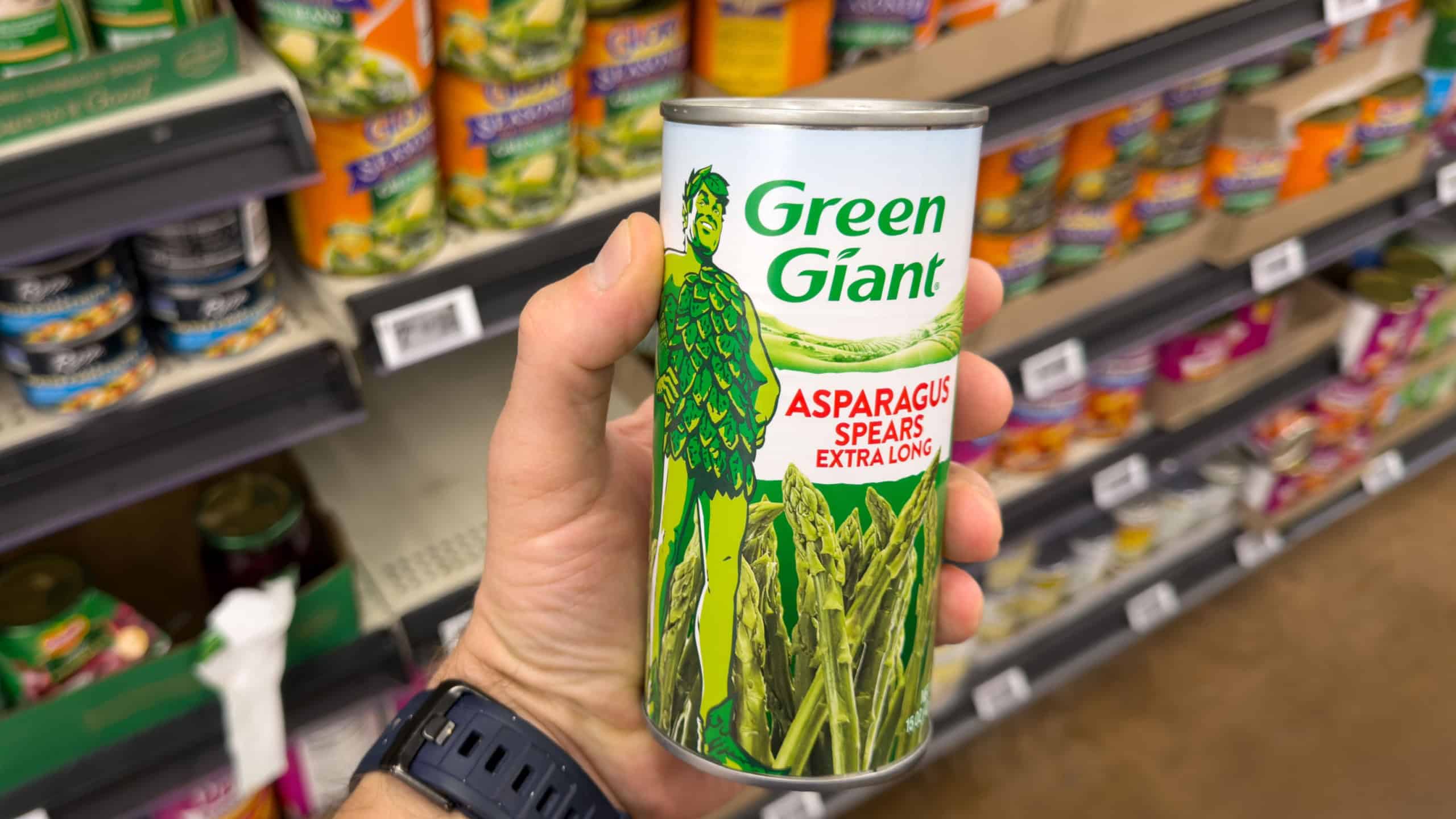 Los Angeles, CA - March 24, 2026: Green Giant Asparagus Spears Extra Long Can Held In Grocery Store