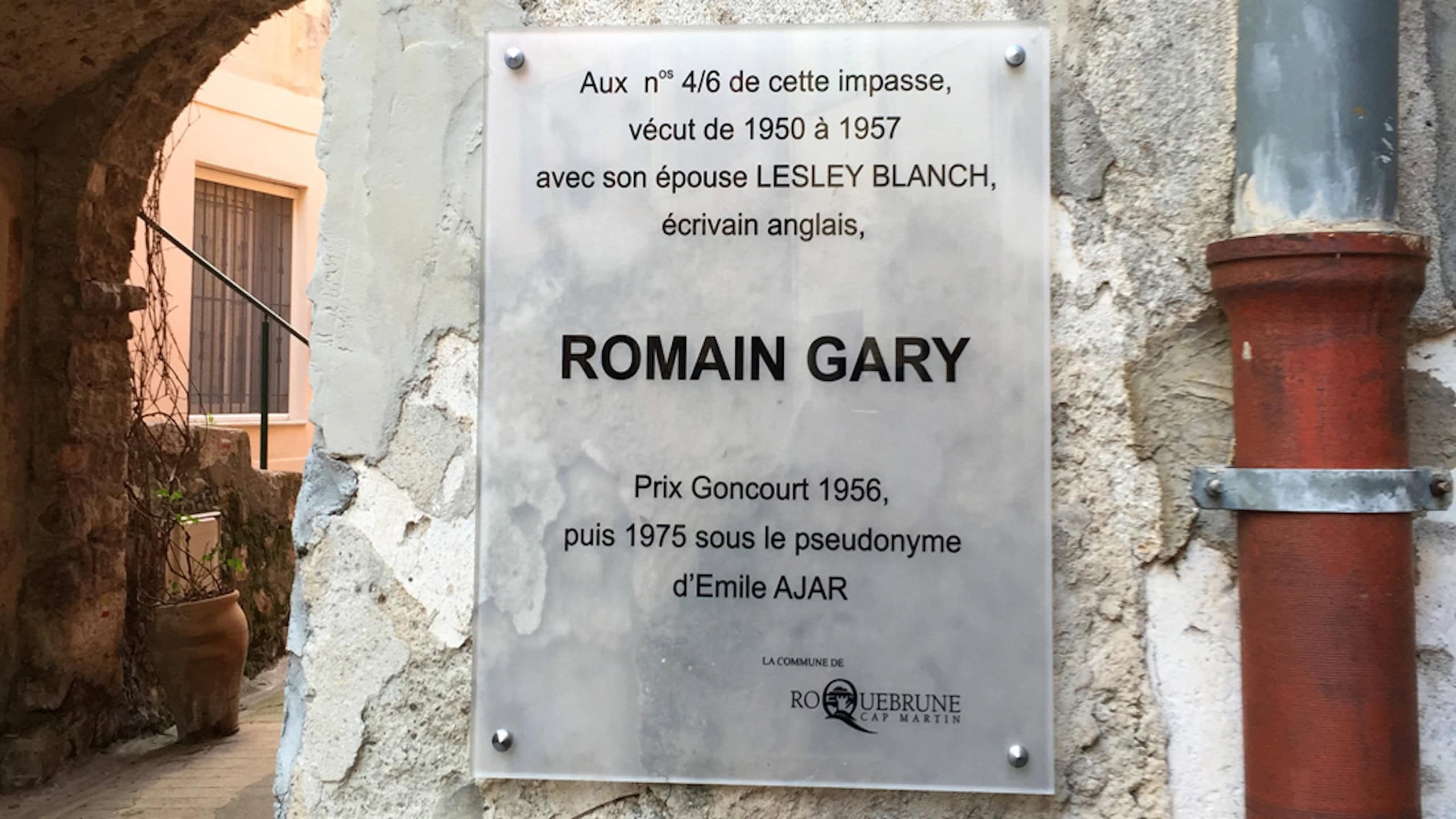 Commemorative plaque on the home of Romain Gary and Lesley Blanch in Roquebrune