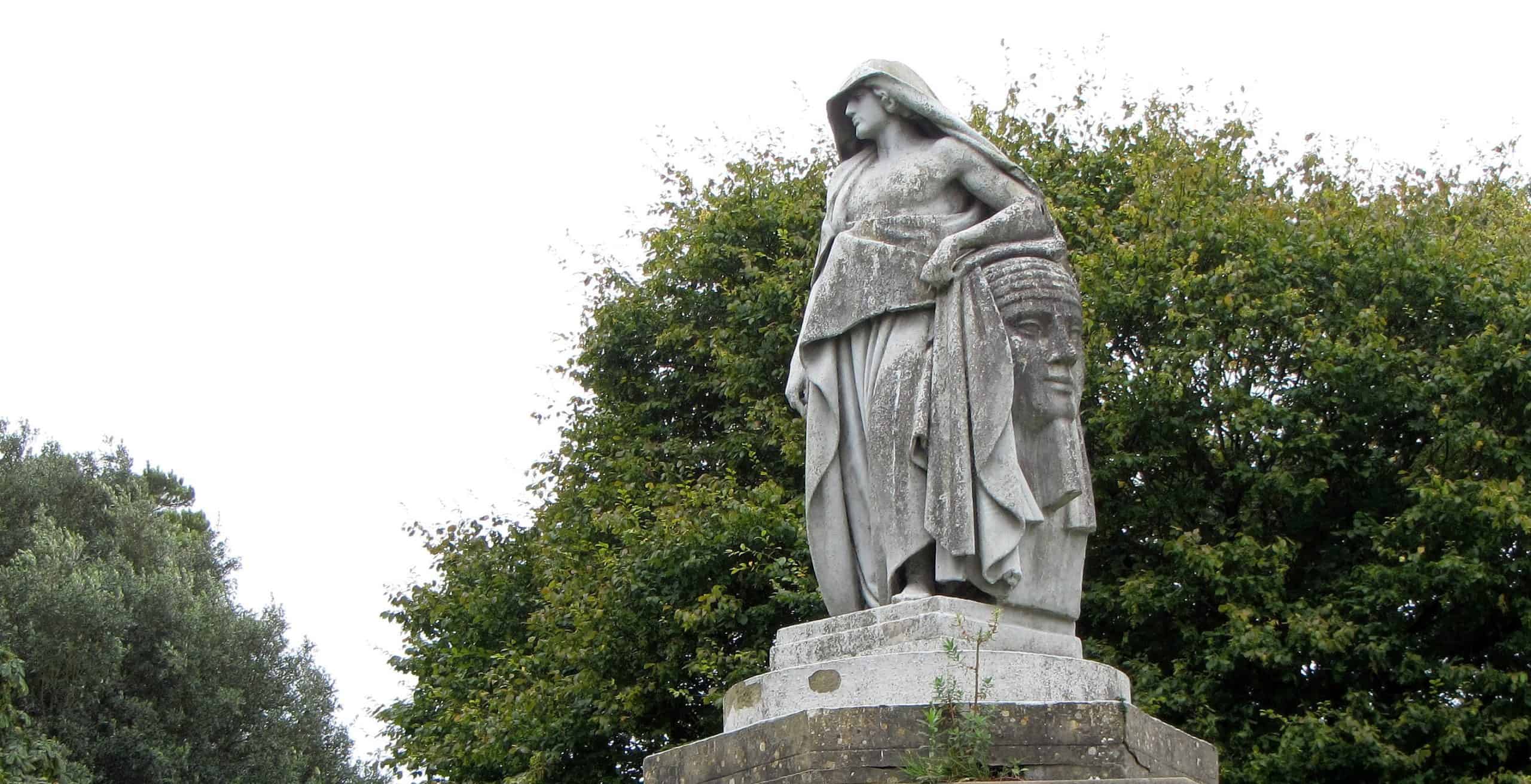 Roadside statue at Faringdon House