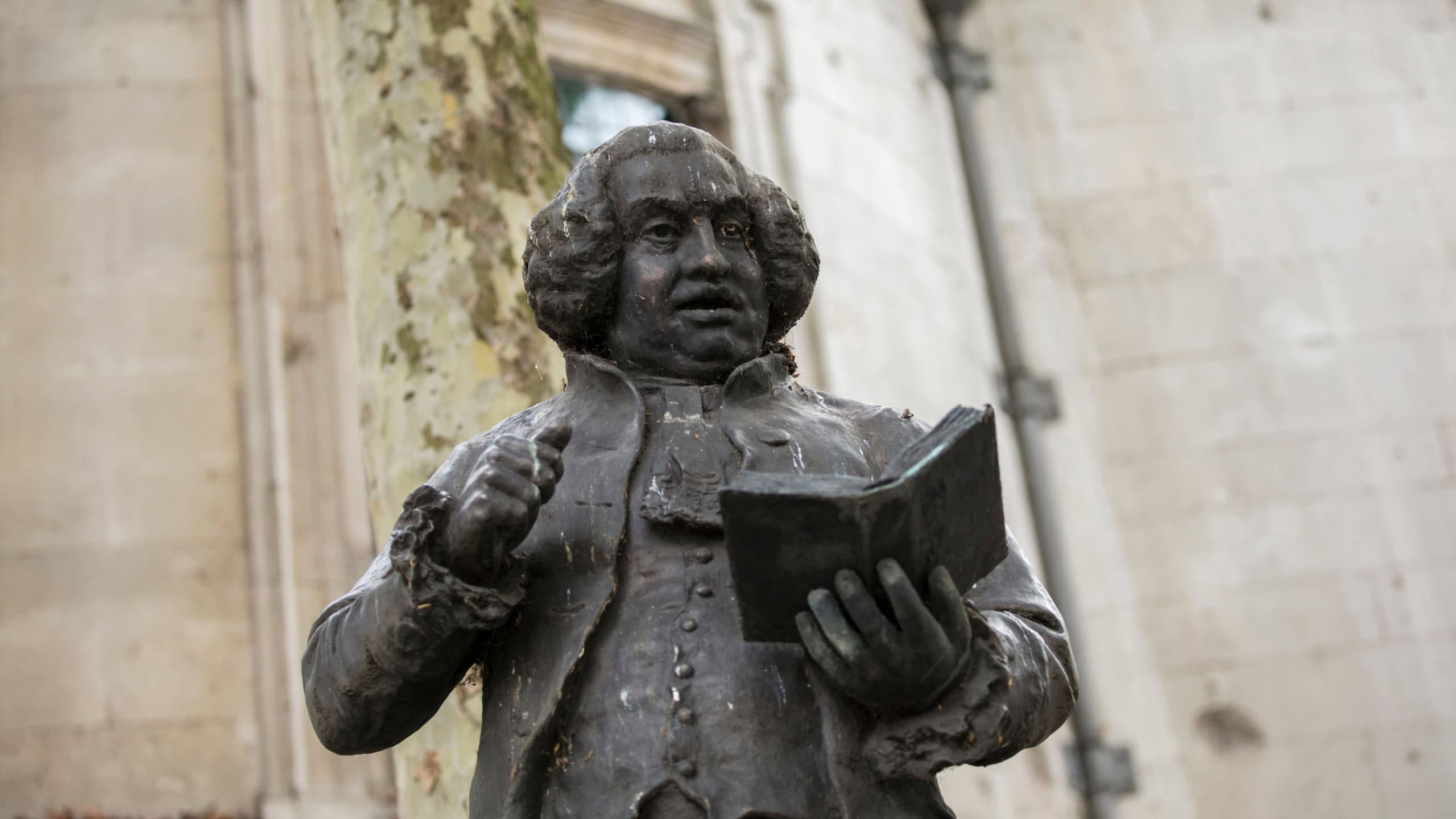 Statue of Dr Samuel Johnson on the Strand