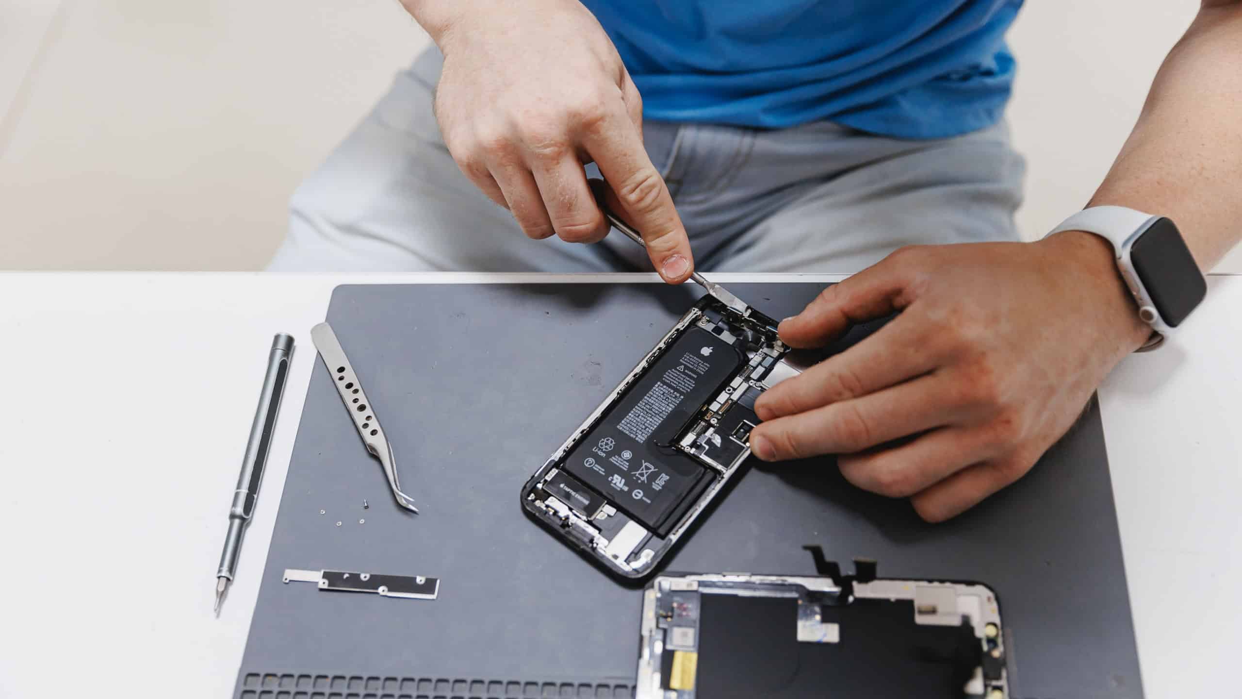 Repair iPhone apple broken phone screen and replace used rechargeable batteries for recycling.