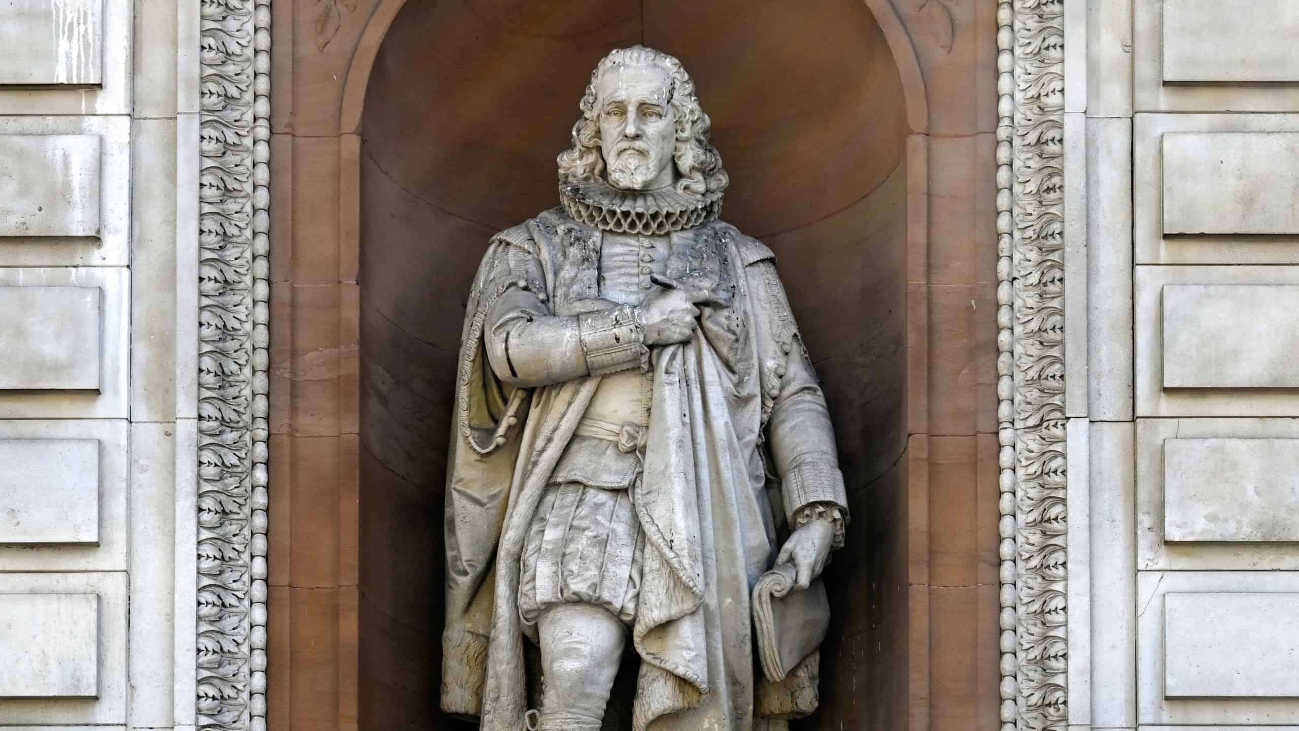 Statue of Francis Bacon (by William Theed) on the Burlington Gardens facade of the Royal Academy