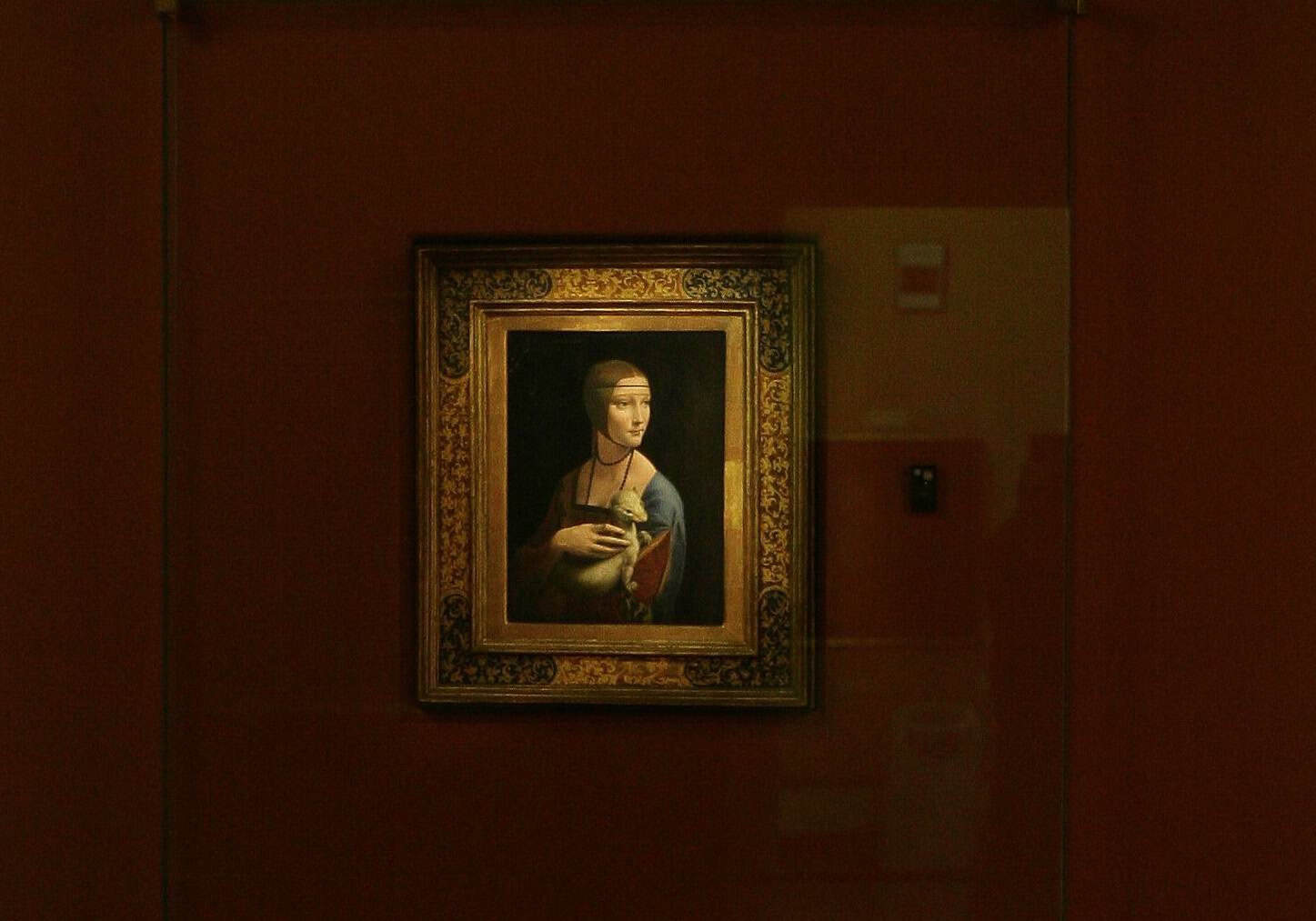 Lady_with_an_ermine_in_museum_-_detail