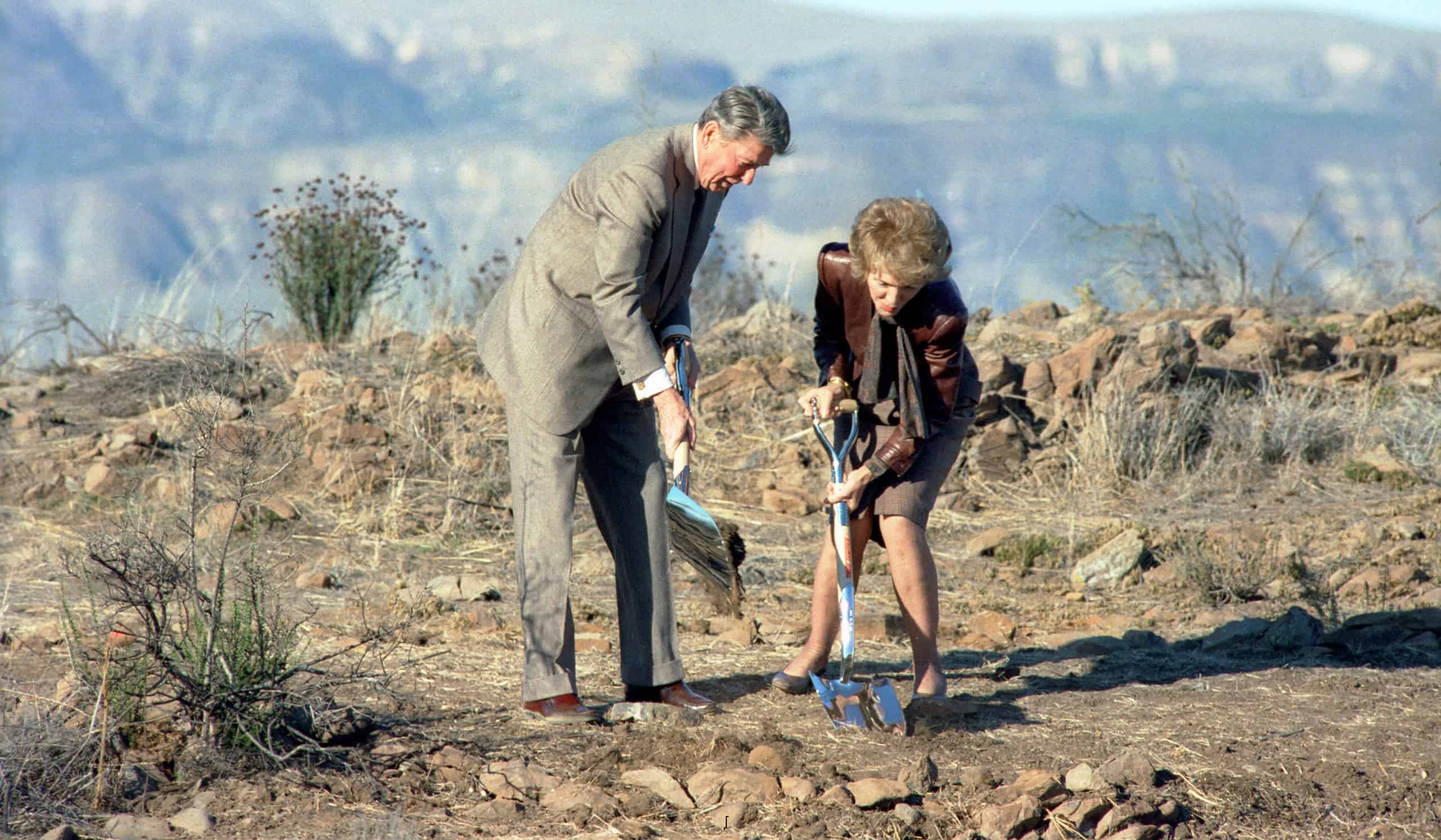 President Ronald Reagan and Nancy Reagan Breaking Ground for The Ronald Reagan Presidential Library and Museum - DPLA - f30bc9912ee334de7a653b8fd5e79fdf
