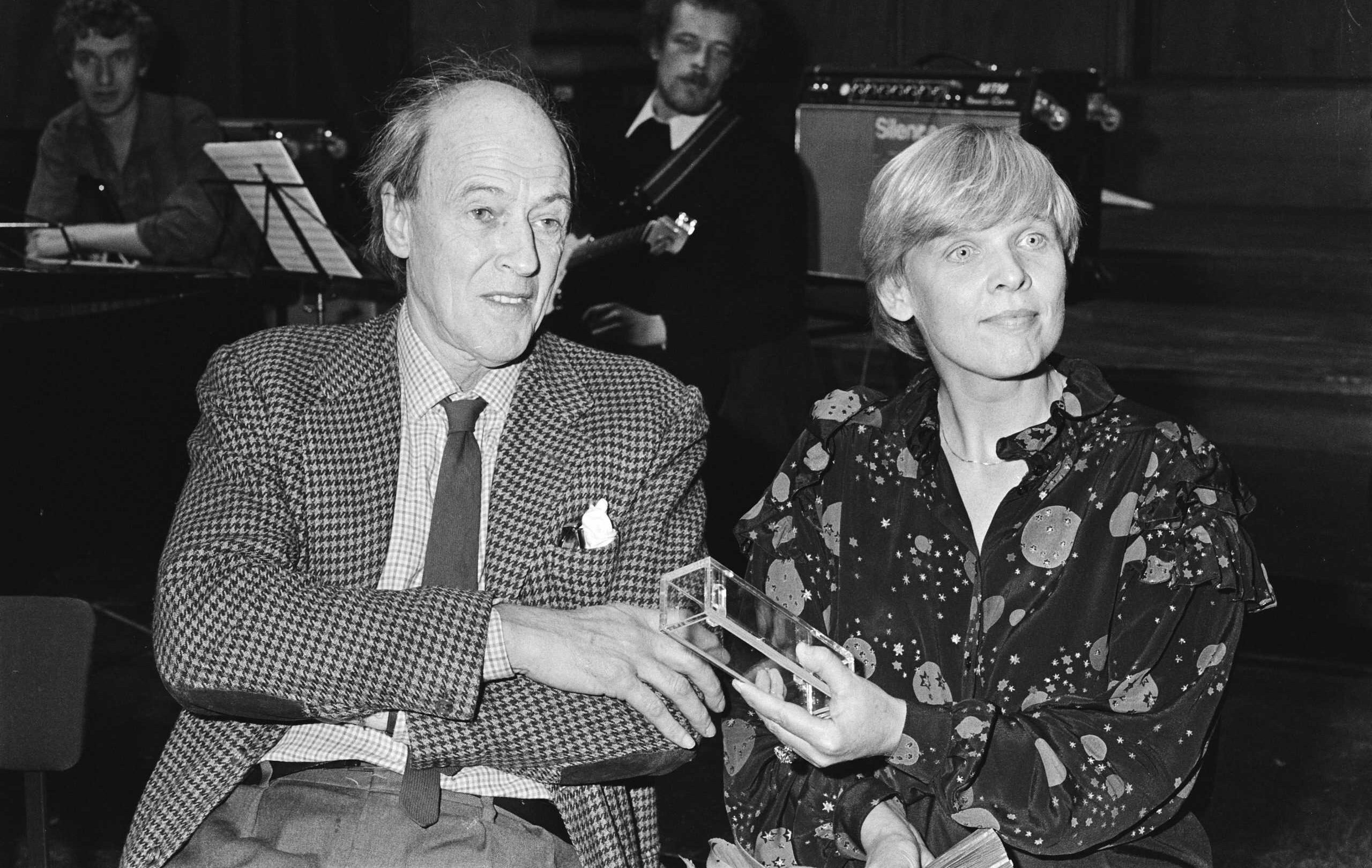 Roald_Dahl_(l)_en_Nannie_Kuiper,_Bestanddeelnr_932-3624