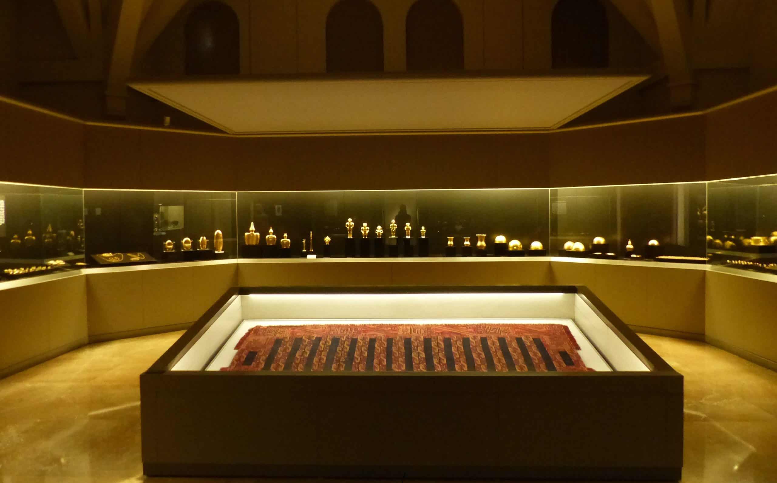 Sala con objetos de la cultura Quimbaya, Museo de América, Madrid, España, 2016