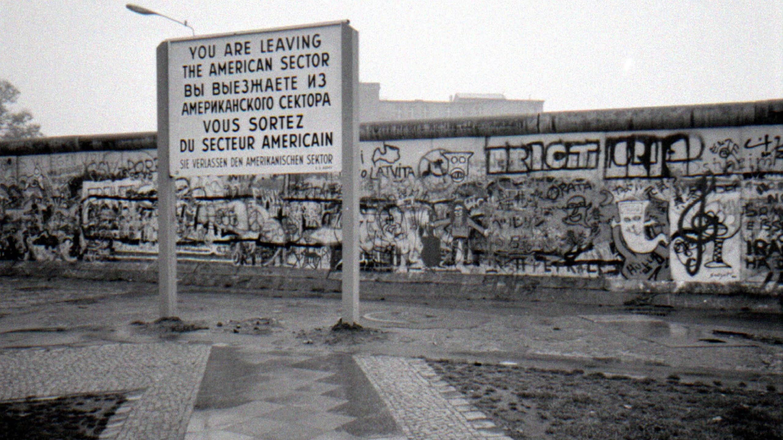 OCTOBER 1988 - BERLIN: the Berlin Wall (Berliner Mauer) in the Tiergarten district of Berlin.