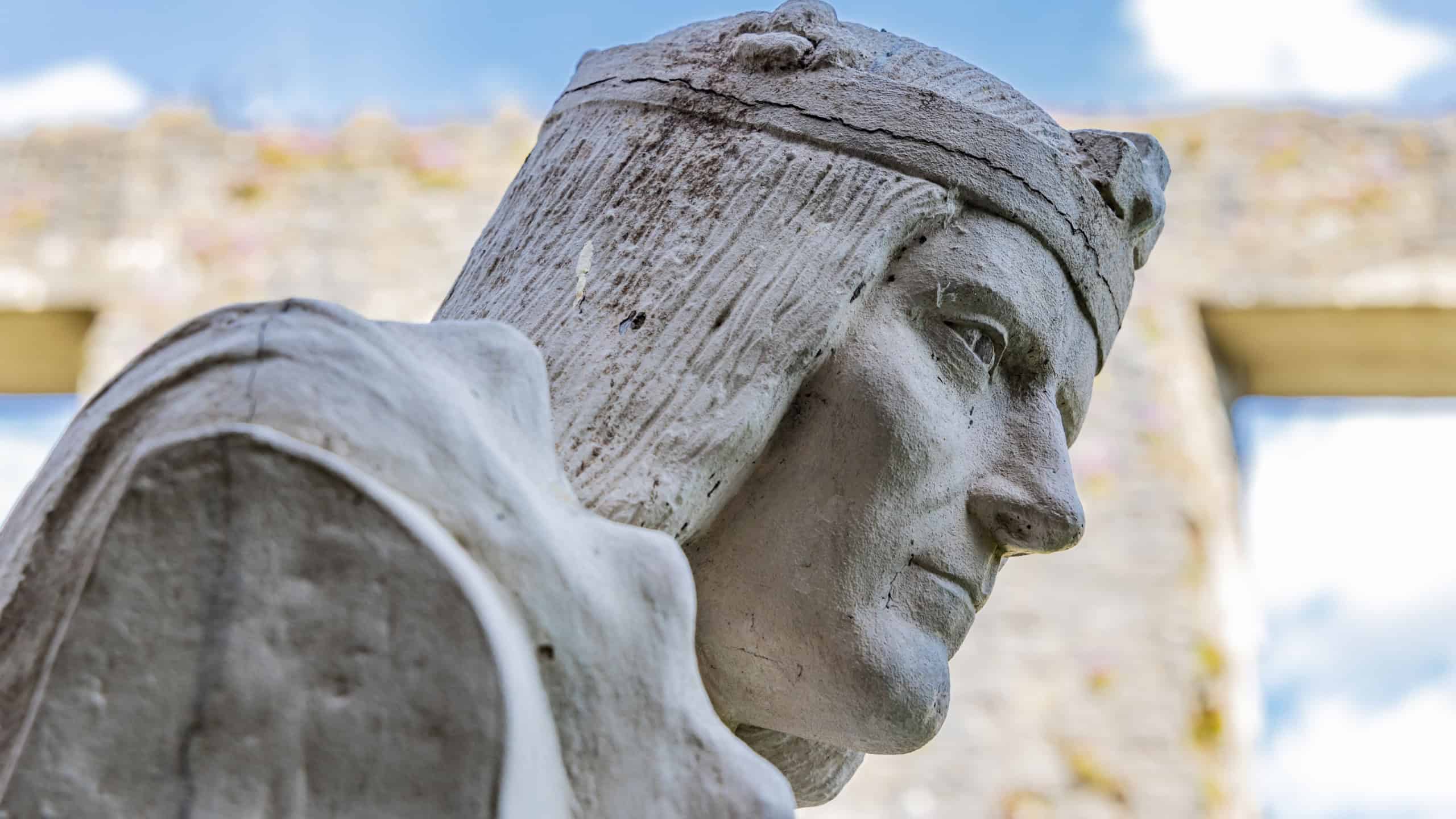 Statue of King Richard III by Linda Thompson at the ruins of Middleham Castle, his childhood home
