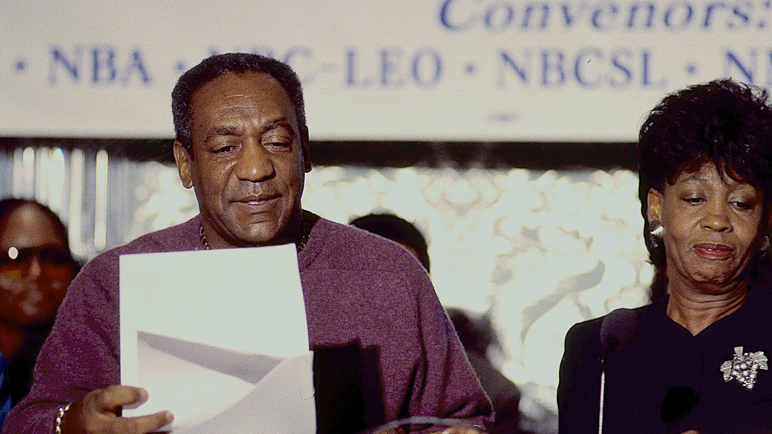 Bill Cosby at the Governor conference in Washington DC. Next to thim is Congresswoman Maxine Waters (D-CA)