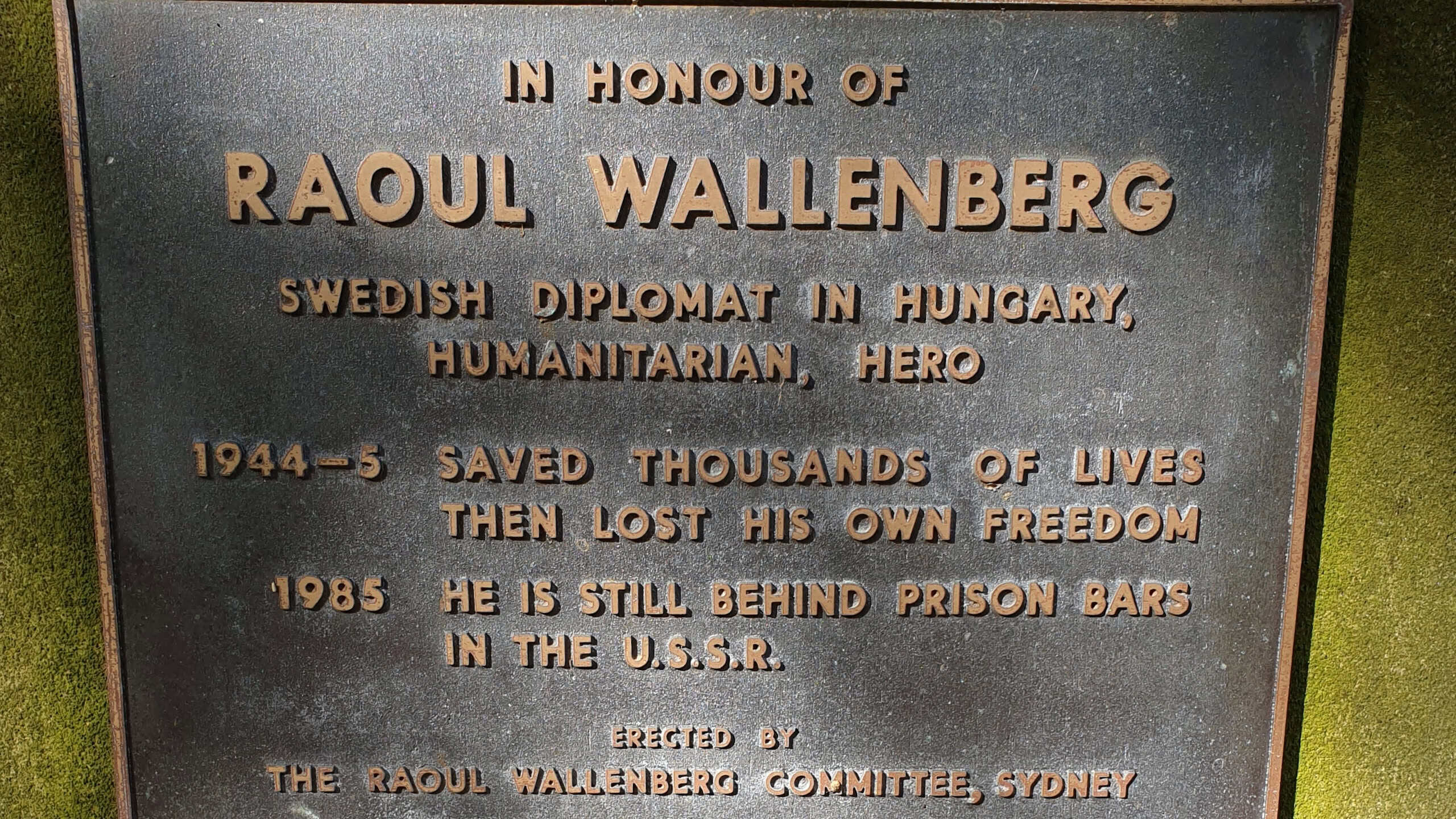 A memorial plaque unveiled in Raoul Wallenberg's honour in Woollahra, New South Wales in 1985.