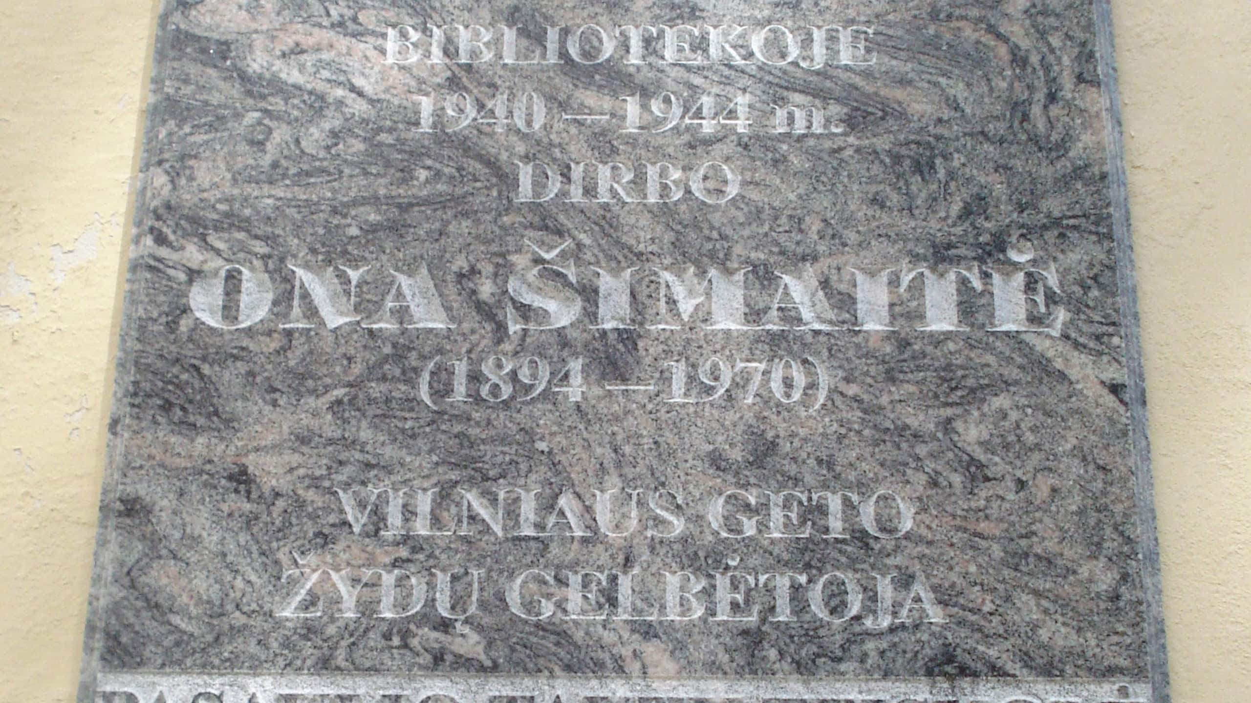 Plaque in memory of Ona Å imaitÄ— (1894-1970), Righteous Among the Nations, in the Daukantas yard on the building of Vilnius Yiddish Institute