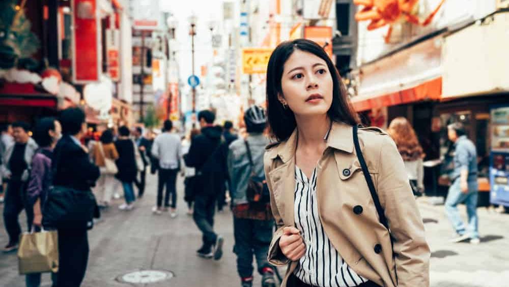 Beautiful,Lady,Traveler,Thinking,The,Right,Way,Back,To,Hotel