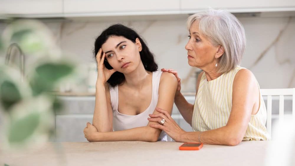 Elderly woman asks for forgiveness from young woman after quarreling in kitchen