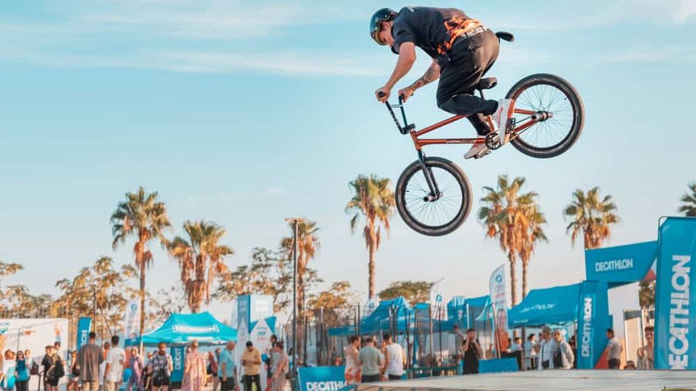 24 September 2023, Antalya, Turkey: Adventurous youth practicing daring stunts on the street.