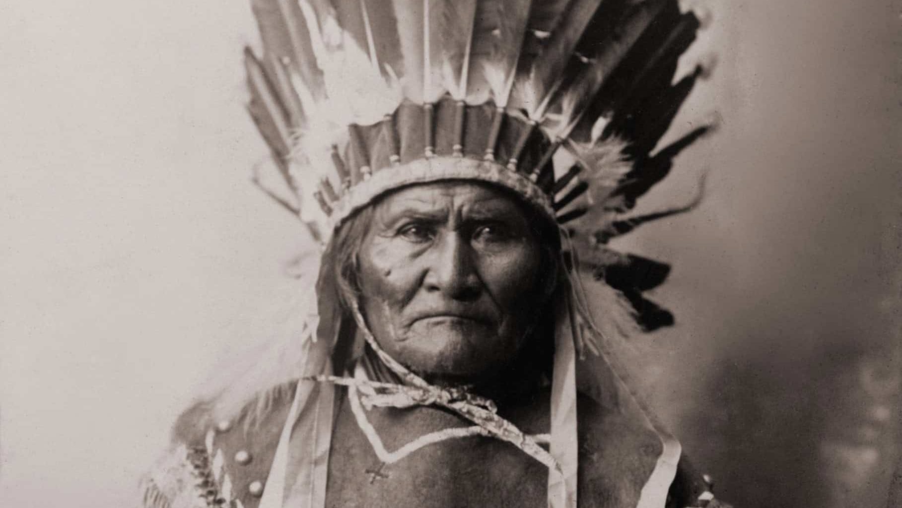 Geronimo (1829-1909), Chiricahua Apache warrior in Indian clothing and feathered headdress. 1907 .