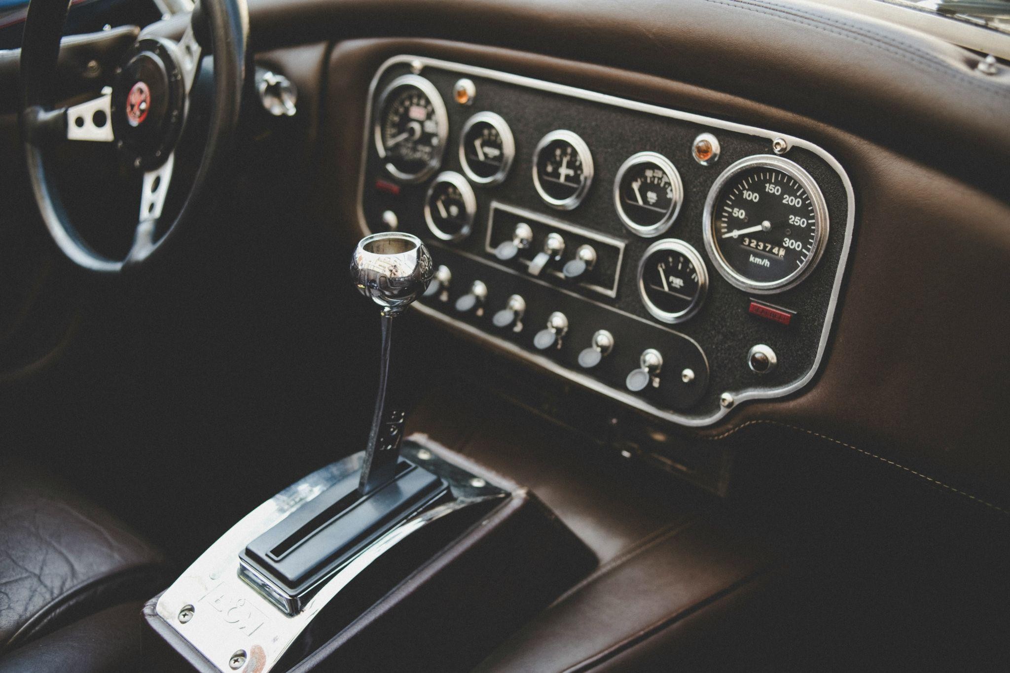 Manual gear shift of an antique vehicle