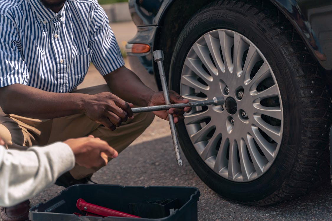 Man tightning tires