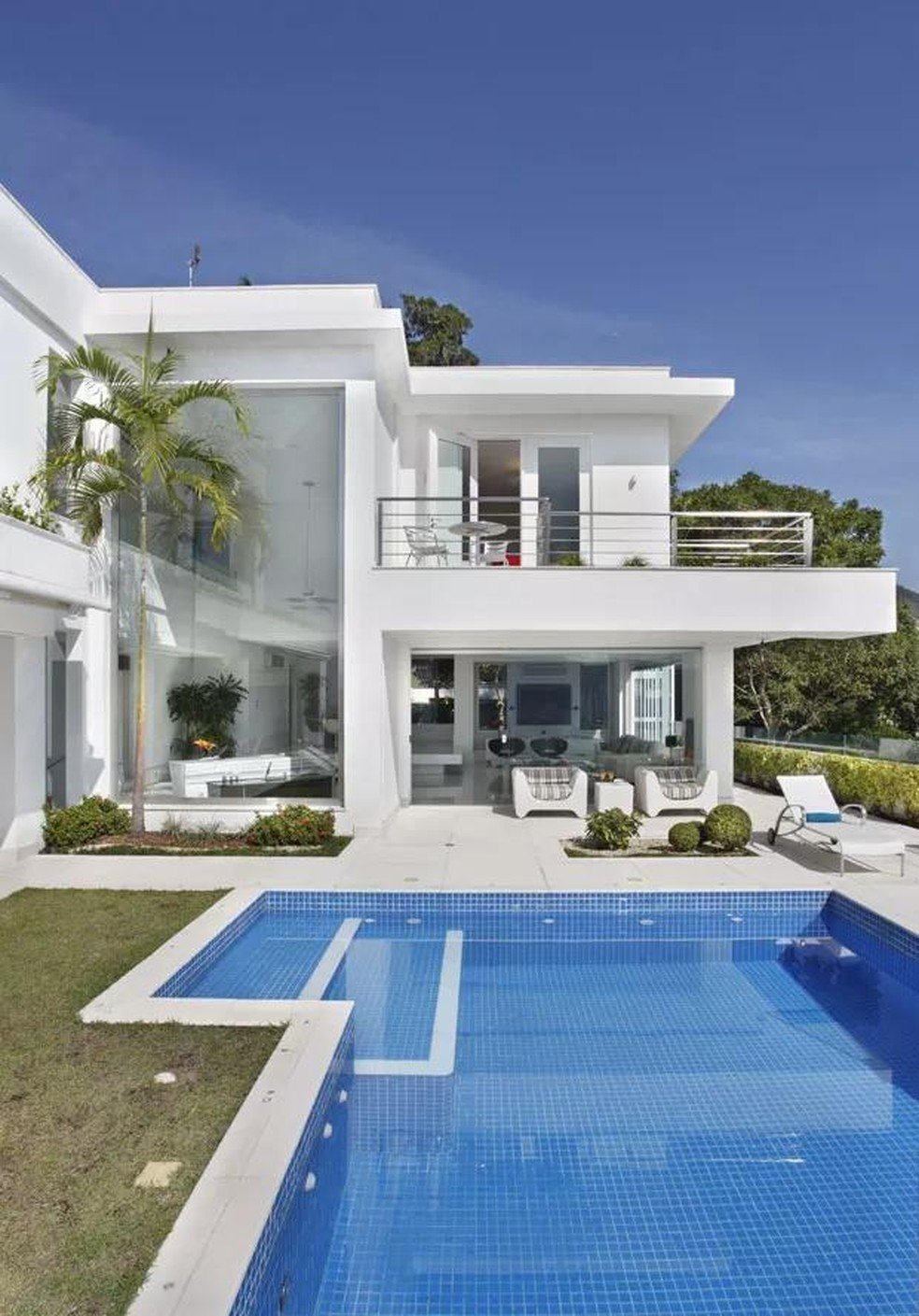 Casa moderna com piscina e área de lazer integrada