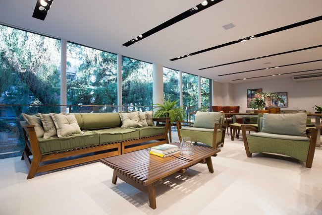 Interior da loja Saccaro com móveis contemporâneos