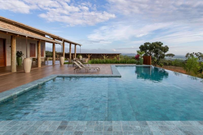 Piscina moderna de alto padrão com tons neutros