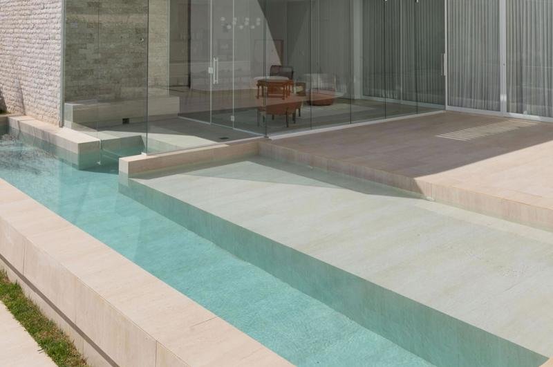 Piscina moderna com design contemporâneo