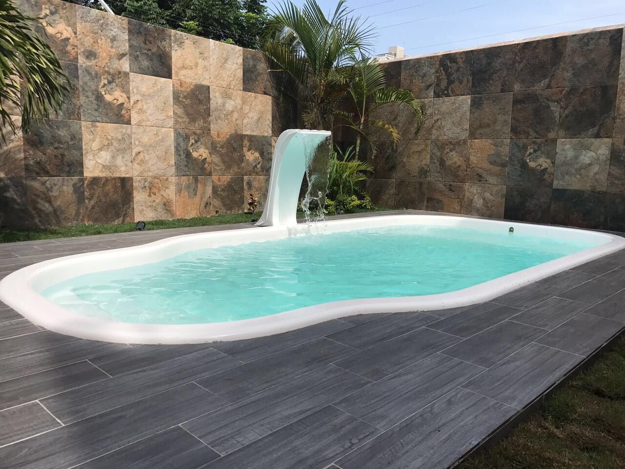 Piscina pronta de fibra instalada
