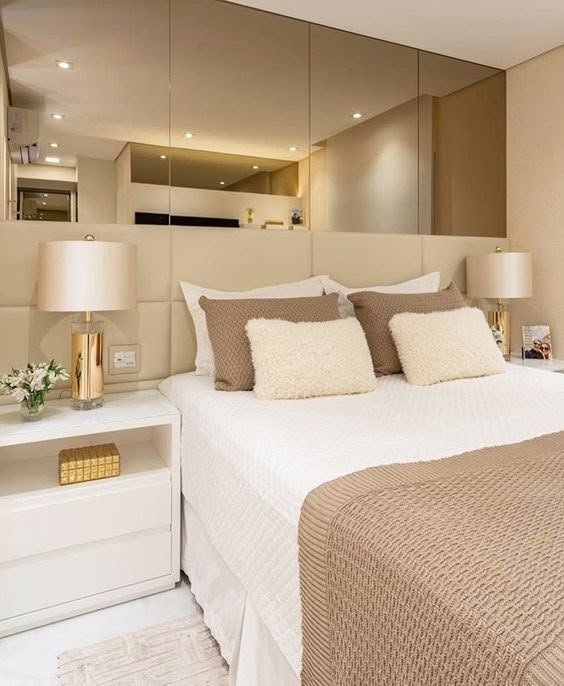 Quarto pequeno de casal moderno em tons neutros