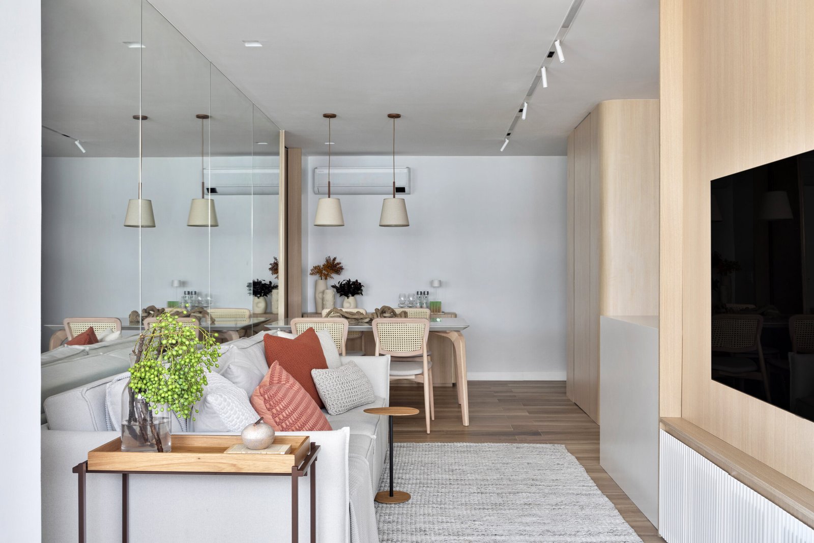 Apartamento com 70m² e decoração neutra