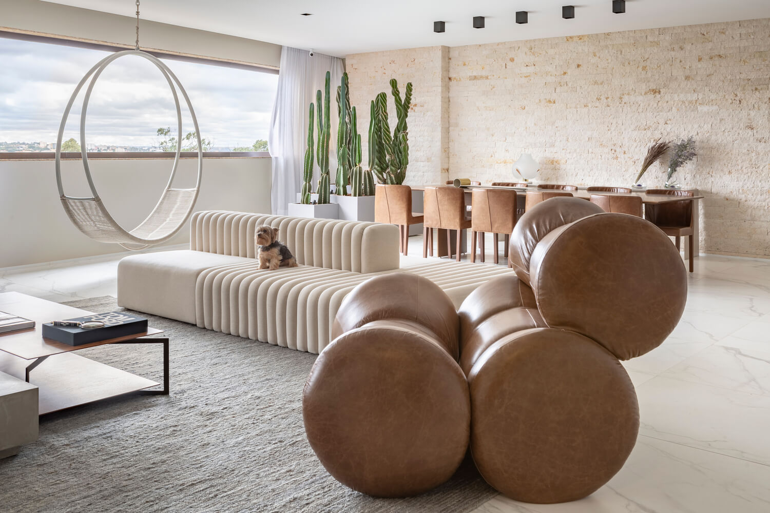 Sala de estar com poltronas de luxo em tons neutros