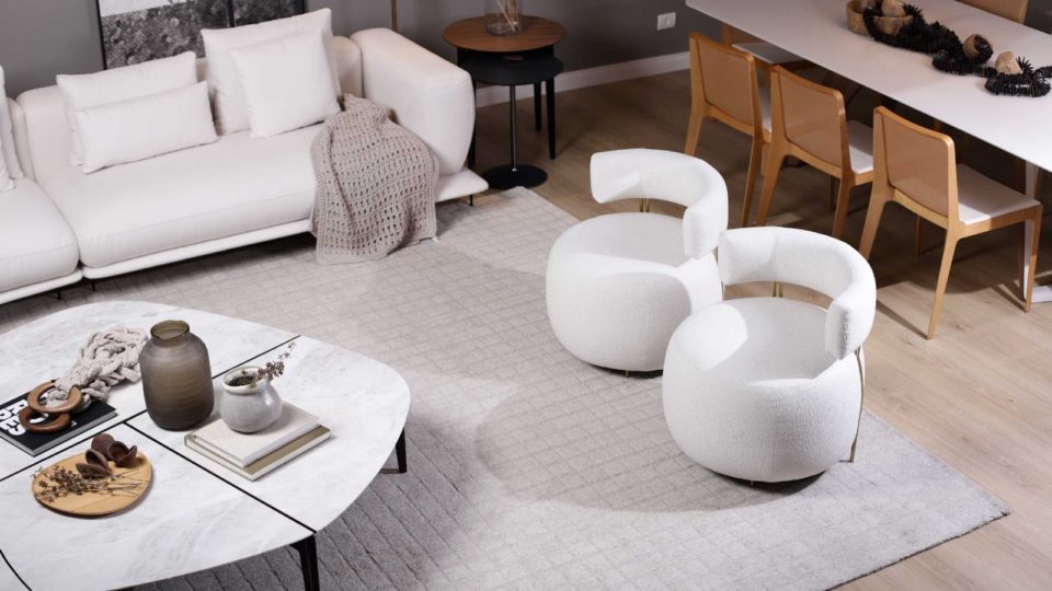 Sala de estar com poltronas de luxo