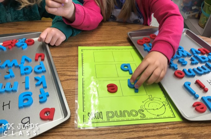 kindergarten lesson plans made easy just print and teach! Free file too!  Common Core reading lesson plans and writing plans, plus math lessons too!