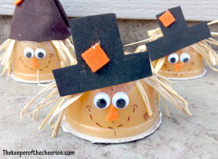 Scarecrow themed lesson plans! Scarecrow by Cynthia Rylant is a great book for fall. Read aloud and comprehension lessons, crafts, STEM, and center activities that your kindergarten and first-grade students.