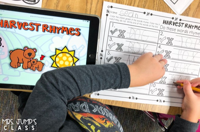 ELA Digital centers that are perfect for the Fall season. Students practice rhyming, syllables, beginning sounds, word families, letter recognition, and more!