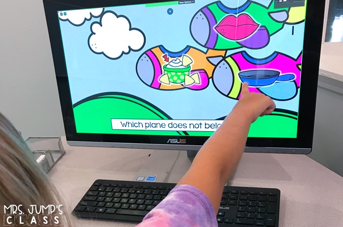 Digital phonological awareness slides to use in your PreK, K, or 1st grade classroom or through a video conferencing platform for distance learning.