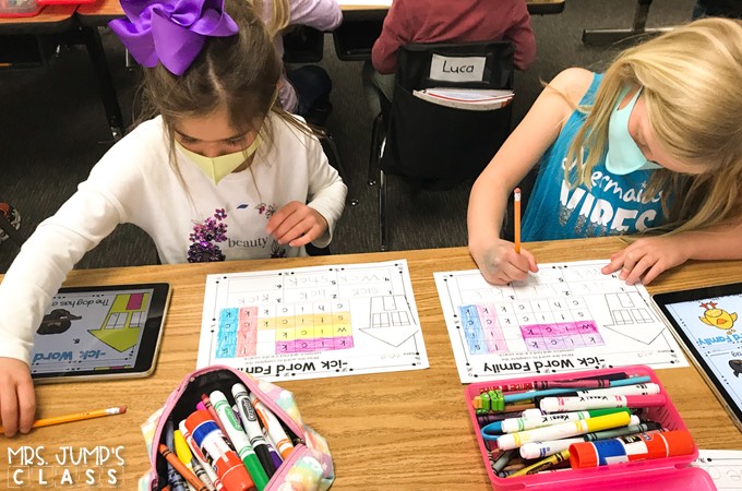 Digital literacy centers for kindergarten and 1st grade to practice ELA skills. Students practice word families, blends, rhyming, syllables, digraphs, vowel sounds, and more!&nbsp;