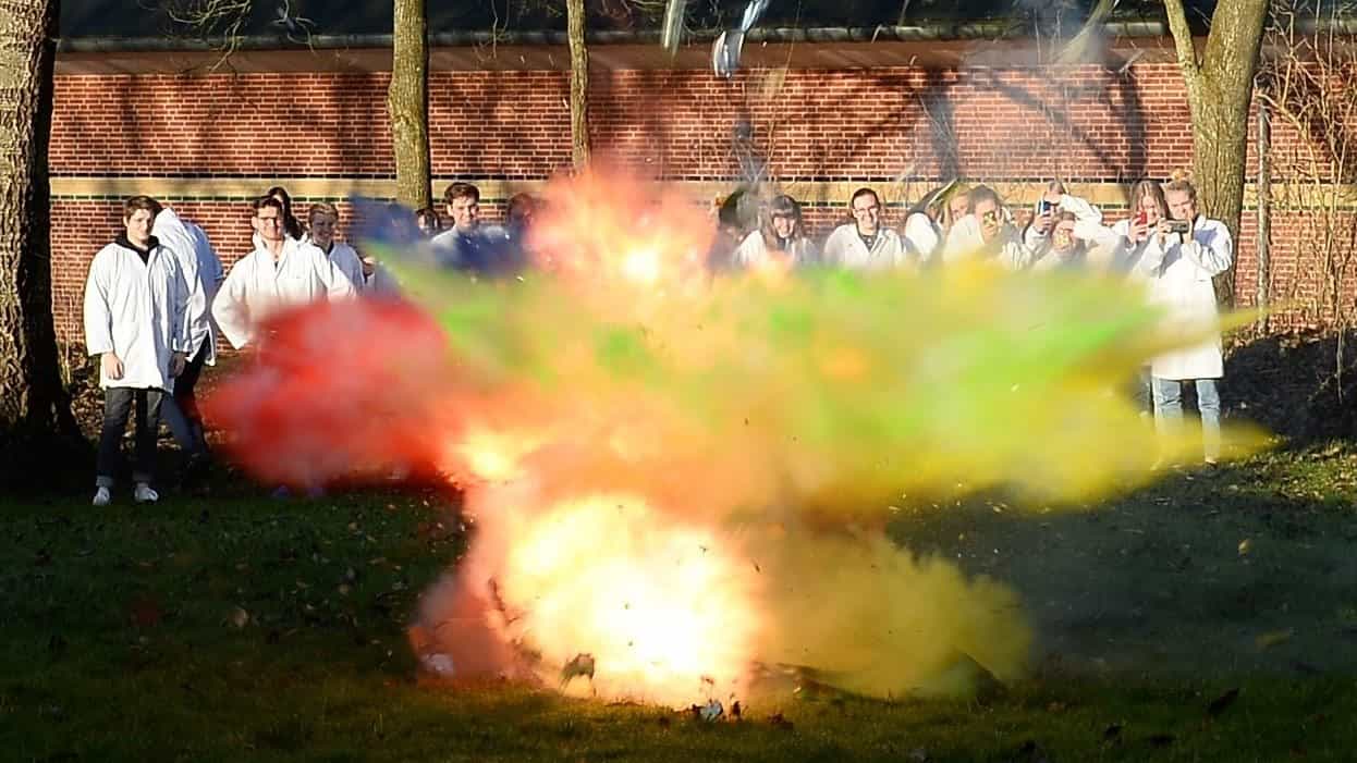 fysik forsøg farver eksplosion