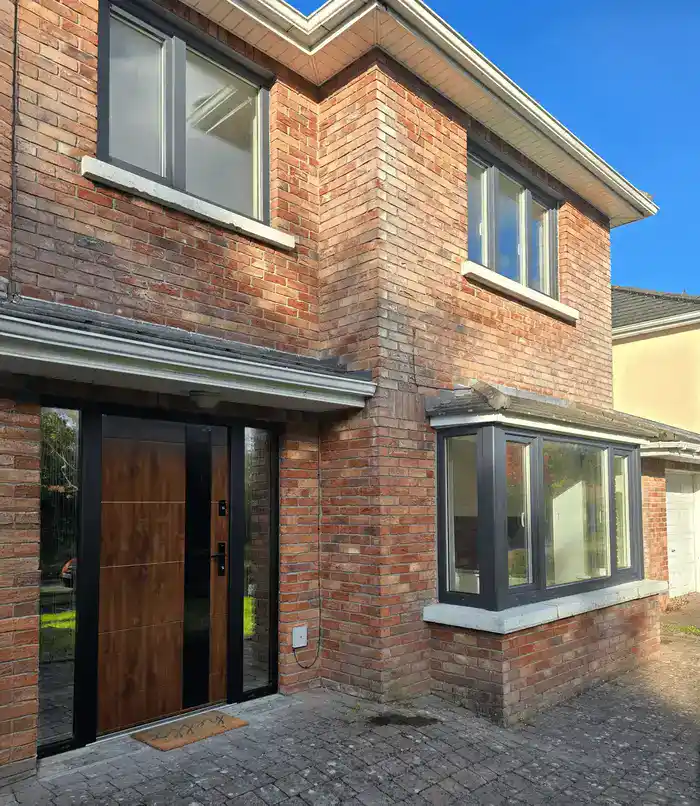 PVC-Fenster und Hintertüren Salamander BluEvolution 82 | PVC-Schiebetüren EvolutionDrive Plus+ | Wikęd Stahl-Verbundtüren Glass Loft 02A Produktlinie: OPTIMUM TERMO | Longford | #419