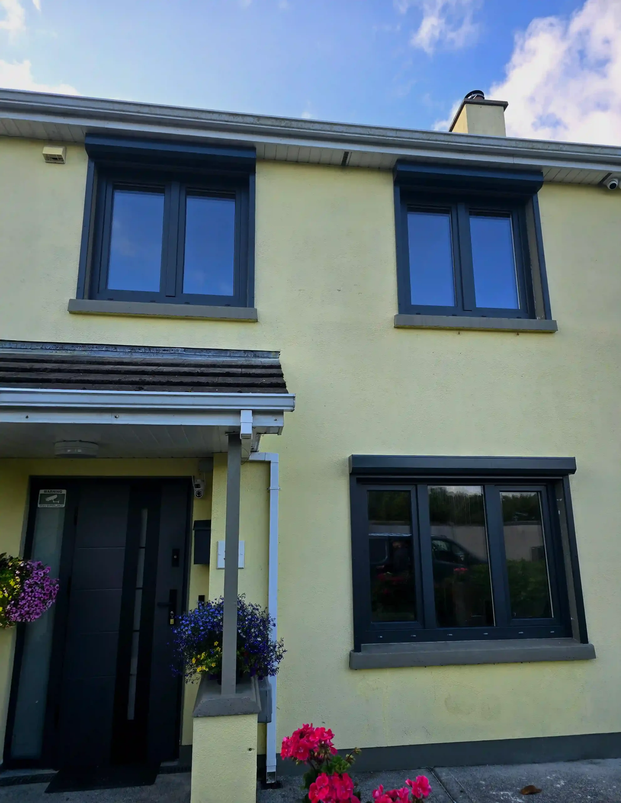 PVC Fenster Salamander BluEvolution 82 | Adaptive Rollläden SK 45 | Longford | #527