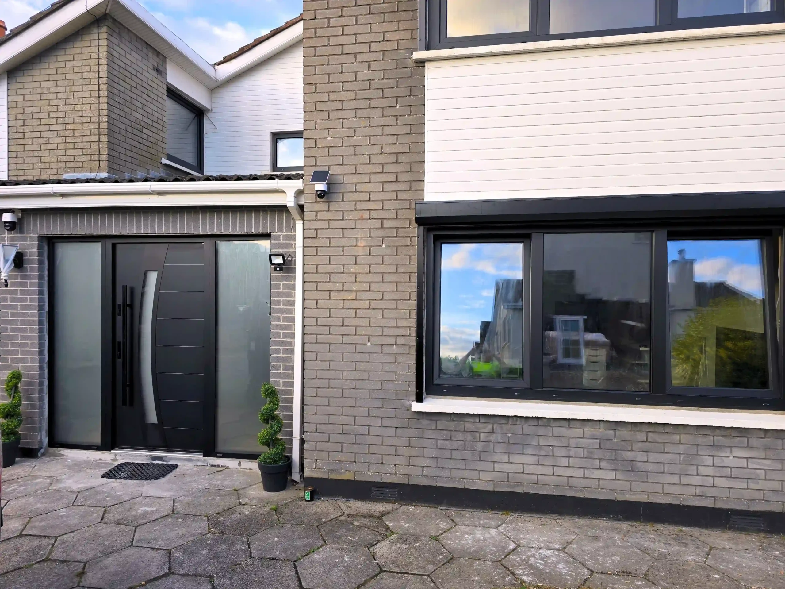 PVC Fenster Salamander BluEvolution 82 | Wikęd Stahltüren Modell 38 Produktlinie: OPTIMUM TERMO | Wikęd Stahltüren Modell 12C Produktlinie: PRIMA TERMO | Aluminium Schiebetüren MB-77HS Monorail | Kildare | #539