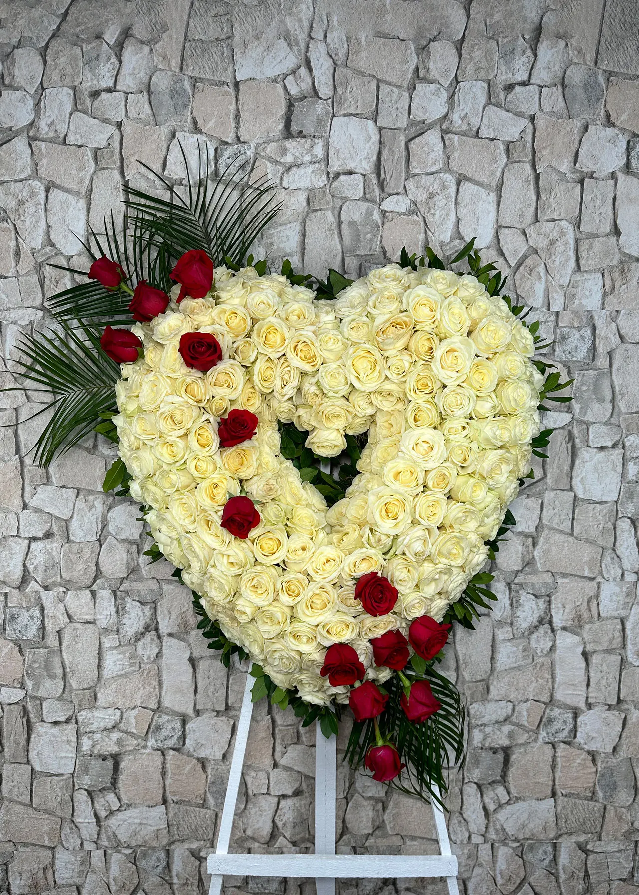 Corazón funerario de rosas blancas