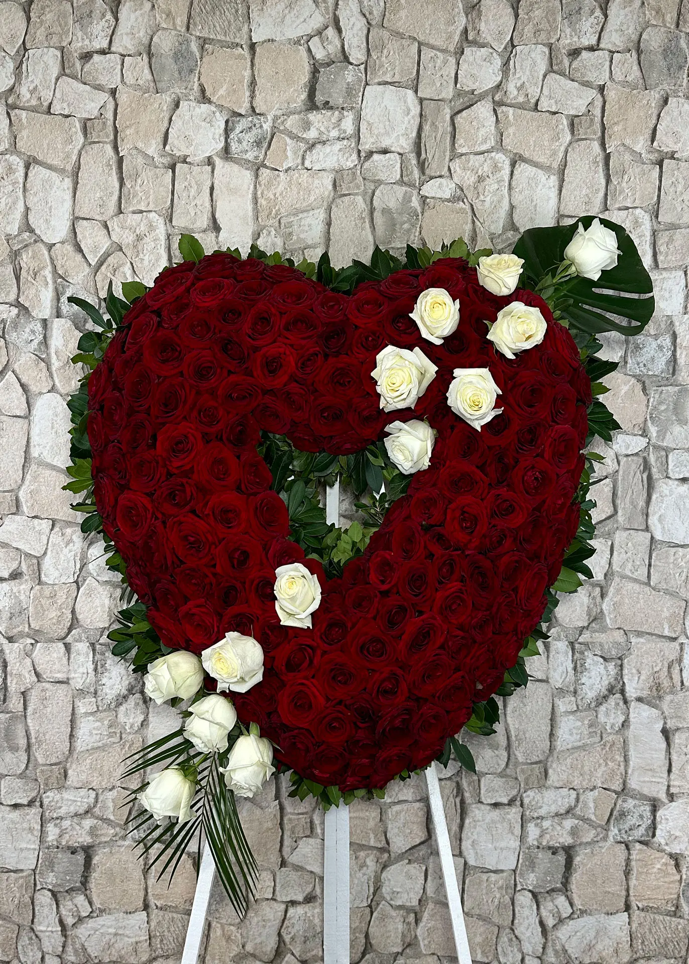 Corona funeraria corazón rosas Fontarrón
