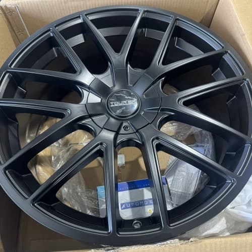 Alloy wheel rim for cars, black finish, lightweight and durable, ideal for enhancing vehicle style a.