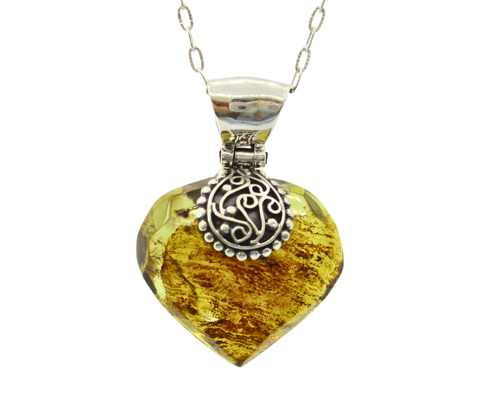 Pulsera de corazón con colgante de piedra amarilla y diseño intrincado en plata, accesorios artesanales únicos.