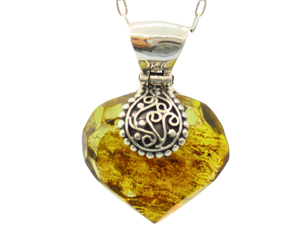 Brújula de corazón con colgante de plata y piedra amarilla, accesorios elegantes y exclusivos de HETS' I LUVI para mujeres y amantes del arte en joyería fina.