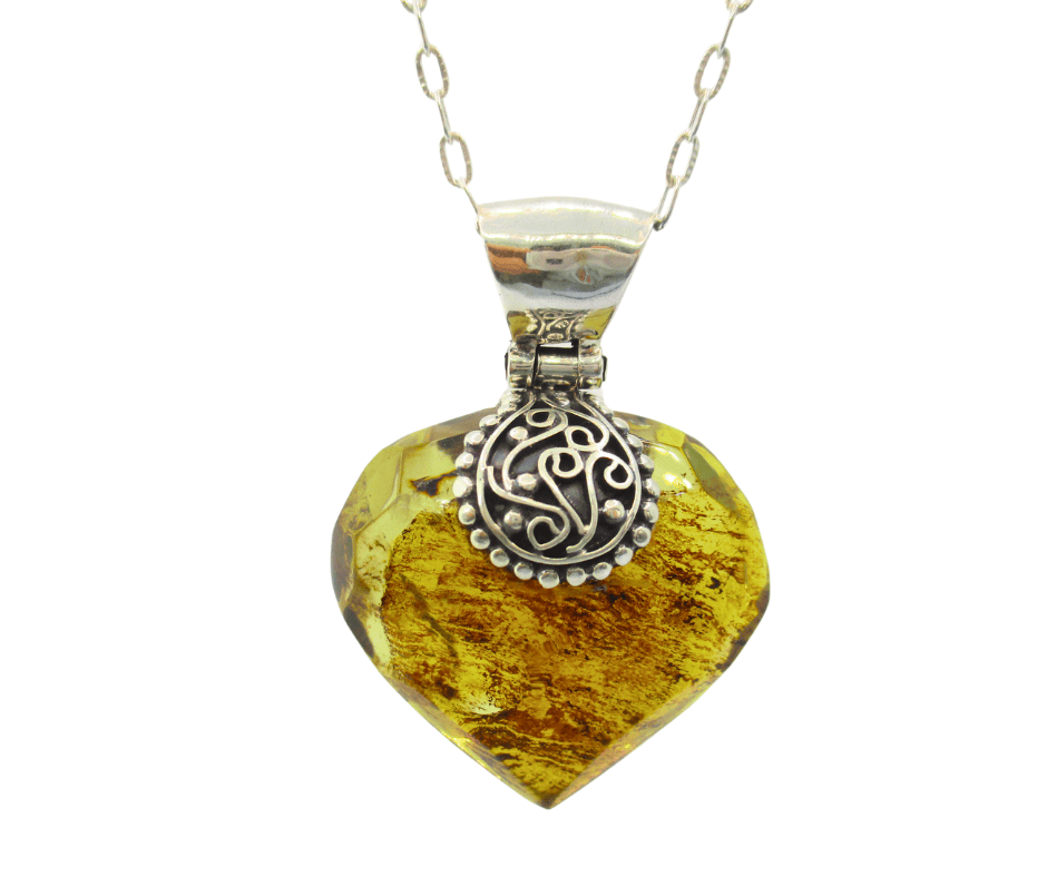 Pulsera de madera y plata con colgante en forma de corazón de ámbar. Diseño estilo artesanal, accesorio único para mujeres y seres queridos, hecho en México.