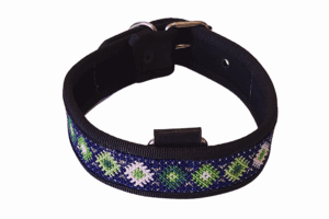 Tira de collar bordada con diseño floral en tonos verdes, blancos y azules.