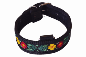 Banda de cuero con bordado tradicional de flores en colores vibrantes, perfecta para accesorios culturales y moda tradicional mexicana.
