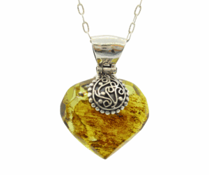 Llavero de corazón con colgante de piedra amarilla y ornamento plateado, joyería artesanal mexicana, HETS'I LUVI, accesorio elegante y hecho a mano.